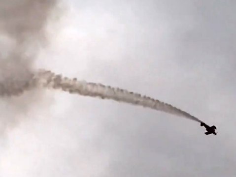 Flugzeug gerät bei Show ins Trudeln und stürzt ab