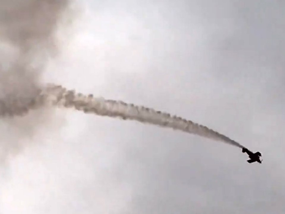 Flugzeug gerät bei Show ins Trudeln und stürzt ab