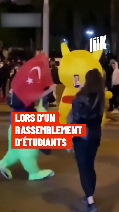 Pikachu chassé par la police en Turquie!  L’image insolite qui enflamme les réseaux dans un climat politique tendu.