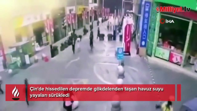 Çin'de hissedilen depremde gökdelenden taşan havuz suyu yayaları sürükledi