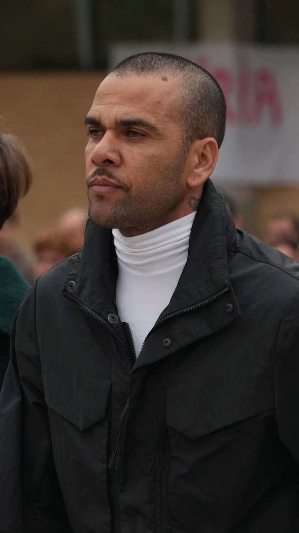 As� lo establece el TSJC que ha revocado por unanimidad la sentencia que conden� al futbolista a 4 a�os y 6 meses de prisi�n por violar a una chica y desestima los recursos de la Fiscal�a y de la acusaci�n particular

"Es inocente, se ha demostrado. La justicia ya ha hablado", ha asegurado la abogada del ex jugador del FC Barcelona.