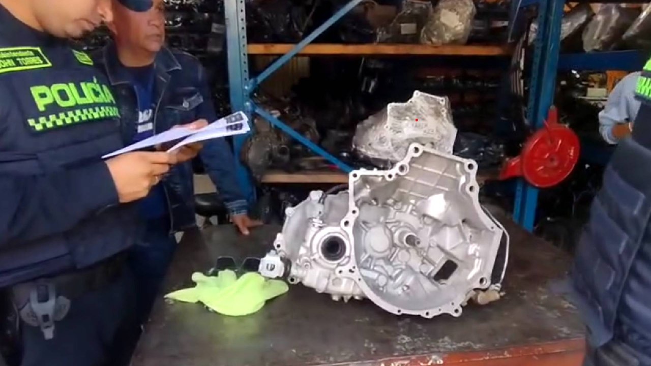 Policía llegó sorpresivamente a locales de autopartes y encontró gigantesca mercancía de contrabando