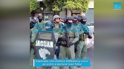 Esposado, con chaleco antibalas y casco, así entró a declarar Iván Tobar
