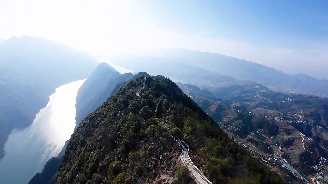 Dragon Ridge of Three Gorges, Yichang, China / Crête du Dragon des Trois Gorges, Yichang, Chine