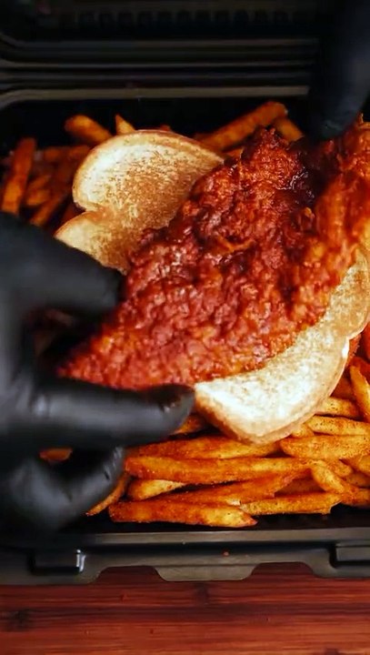 Follow for more ASMR videos🌮🍟 Credits: @banginbuns #mukbang #asmr #fastfood #asmreating