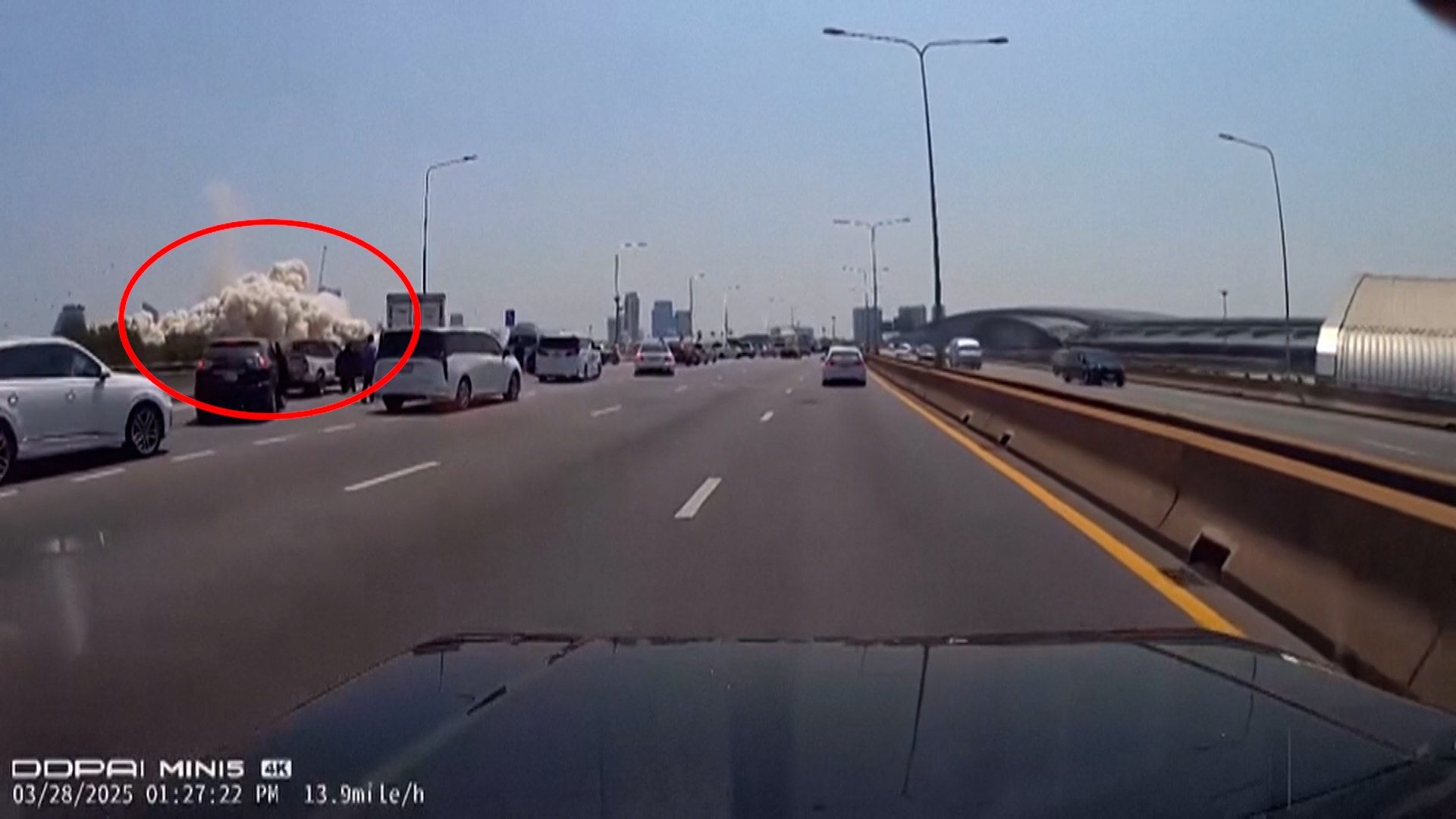 Una conductora graba el momento en el que colapsa el rascacielos de Tailandia: "¡Mierda!"