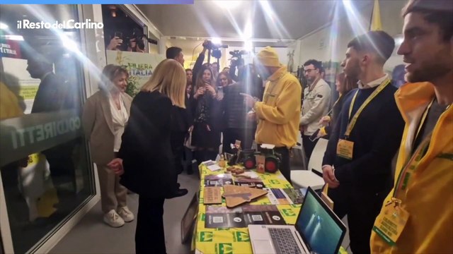 Giorgia Meloni e l'agricoltore pesarese Luca Ciacci, siparietto virale: Se ingrasso te vengo a cercà