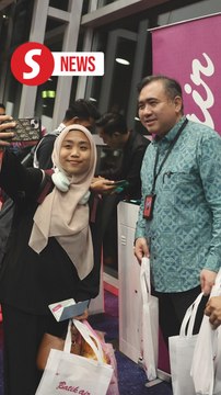 Loke sends off fixed-fare hari raya flights to Sabah and Sarawak