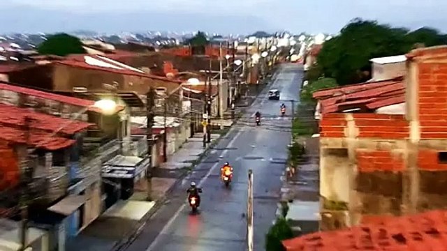 Dupla é presa após derrapar a moto e cair durante perseguição policial em Fortaleza