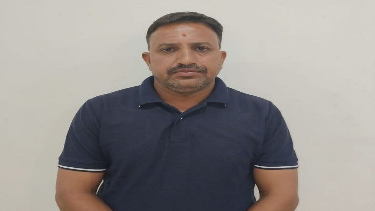 Ahmedabad: हेड कांस्टेबल को रिश्वत लेते पकड़ा