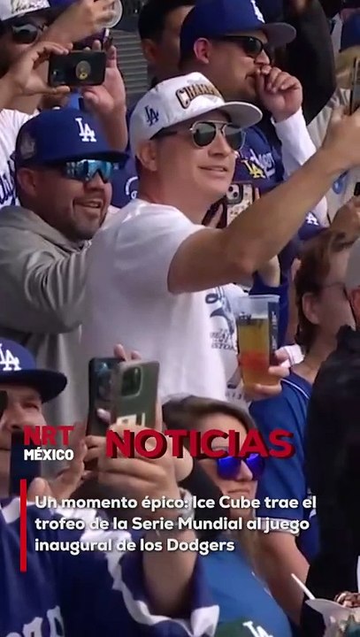 Ice Cube, conocido por su amor al béisbol, hizo historia al aparecer en el partido inaugural de los Dodgers con el trofeo de la Serie Mundial, generando una ola de emoción en el estadio.