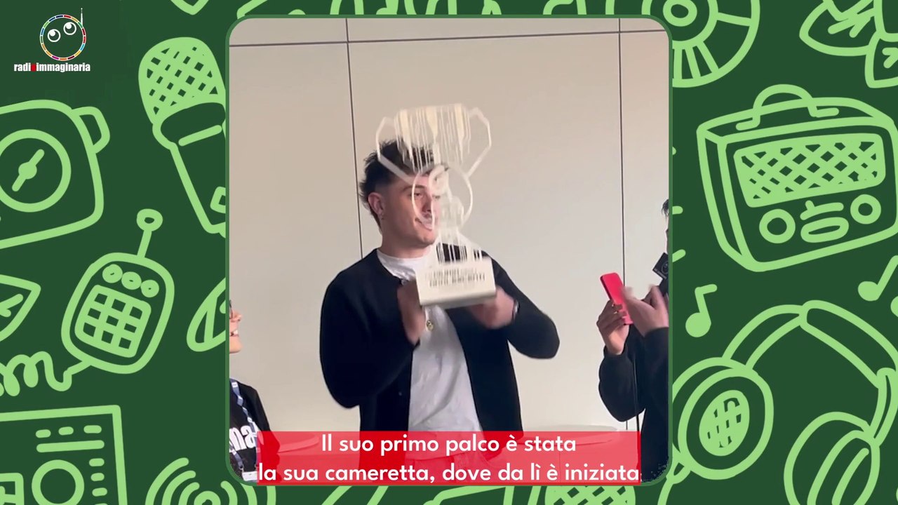 Olly ritira il premio della Giuria degli Adolescenti