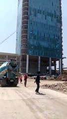 Así caía el edificio en construcción de Bangkok en el cual todavía buscan a 81 desaparecidos