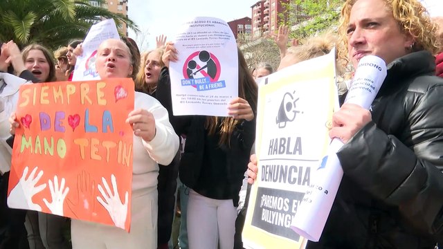 Multitudinaria concentración en apoyo al alumno agredido en un instituto de Santander