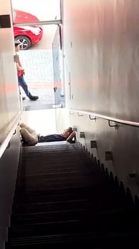 Medo nas escadas: homem com tornozeleira assusta trabalhadores em prédio de Cascavel