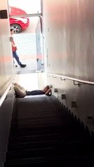 Medo nas escadas: homem com tornozeleira assusta trabalhadores em prédio de Cascavel