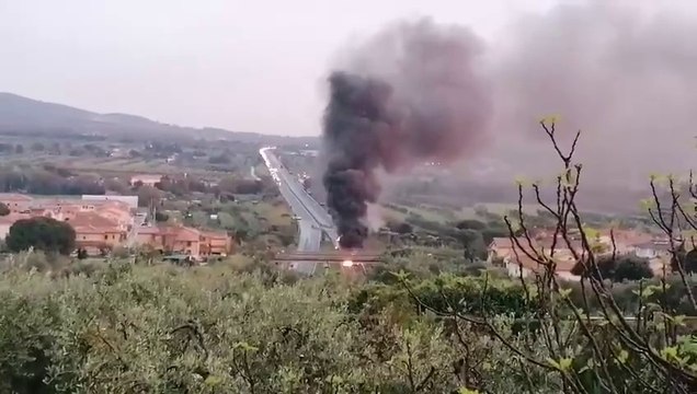 Assalto a un portavalori sull'Aurelia: mezzi in fiamme e traffico nel caos