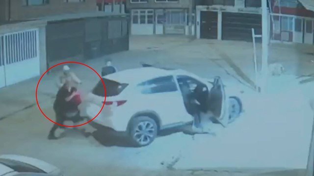 VIDEO | Violento robo en Puente Aranda: ladrones le hurtaron el carro a un hombre y lo dejaron herido