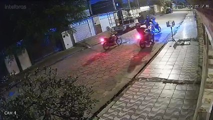 Motociclista é cercado por trio criminoso e tem moto roubada em São Vicente; VÍDEO