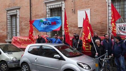 Protesta metalmeccanici a Ferrara sotto la sede di Confindustria