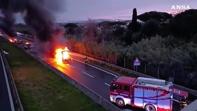 Assalto a due portavalori nel Livornese, veicoli in fiamme sull'Aurelia