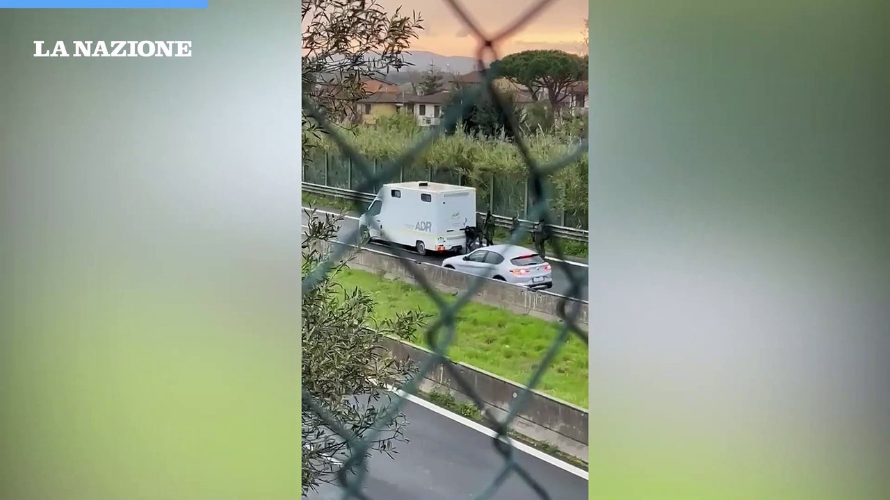 San Vincenzo, i video dell'assalto al portavalori sulla Variante Aurelia