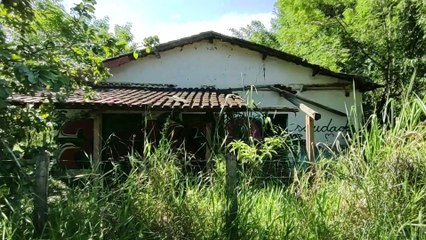 PARECIA UMA CASA ABANDONADA, MAS NÃO ERA... AQUI O FORRÓ COMIA SOLTO!