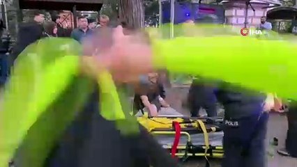 Bursa\'da otomobil, otobüs durağına daldı! Çok sayıda yaralı var