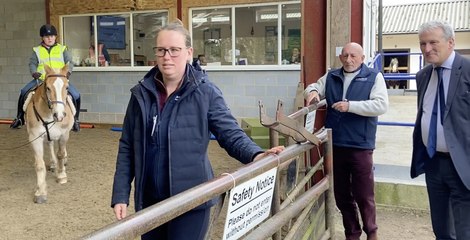 Damian Hinds sees a pony in action