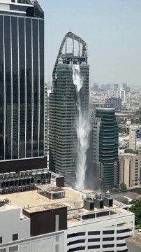 العاصمة التايلندية بانكوك / مسبح على سطح ناطحة سحاب أثناء إهتزاز الأرض عقب زلزال بلغت قوته 7.7 درجة على مقياس ريختر