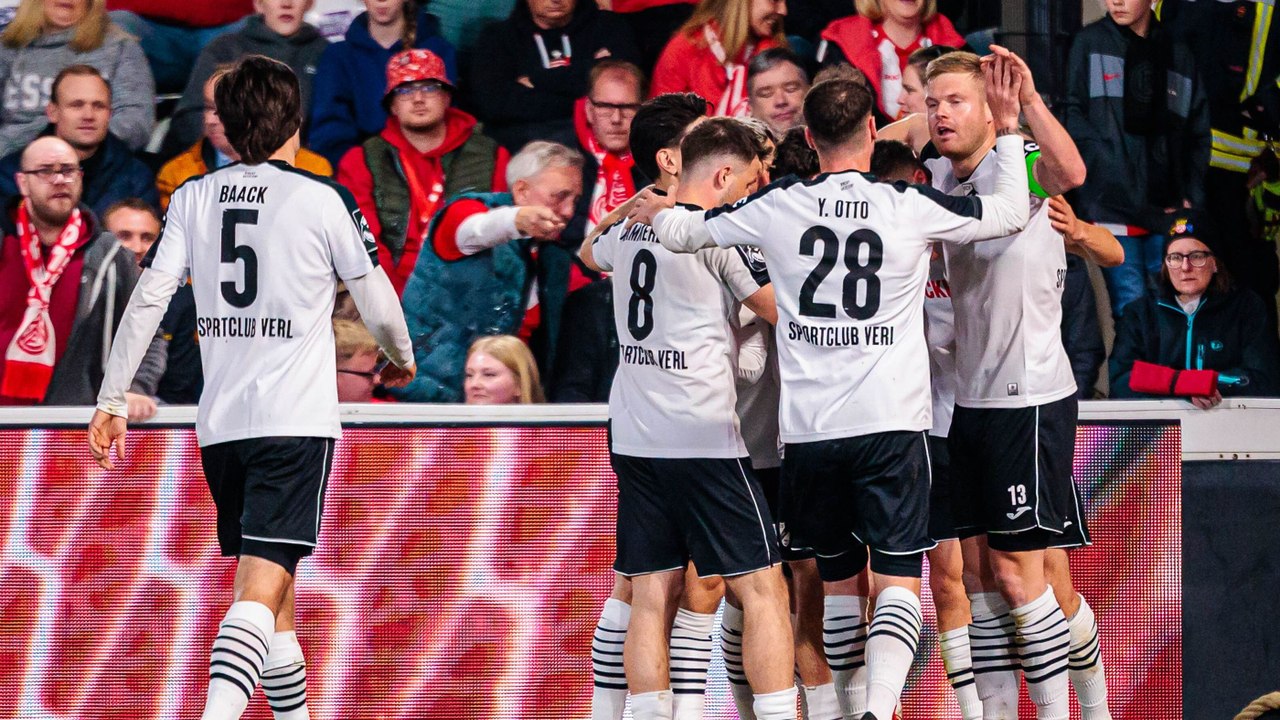 Flanke oder Torschuss? - Doppelpacker Taz schießt Verl zum Sieg