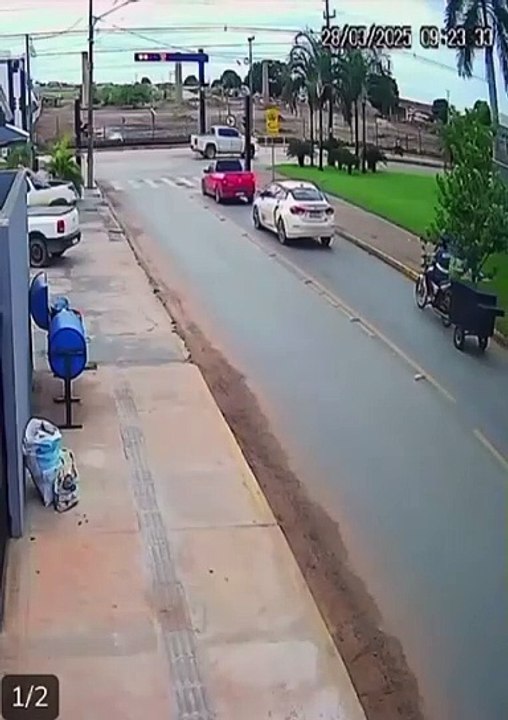 Câmeras registram momento de brutal assassinato em plena luz do dia