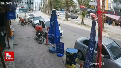 Adana'da hafif ticari araç refüjdeki yayaya çarptı