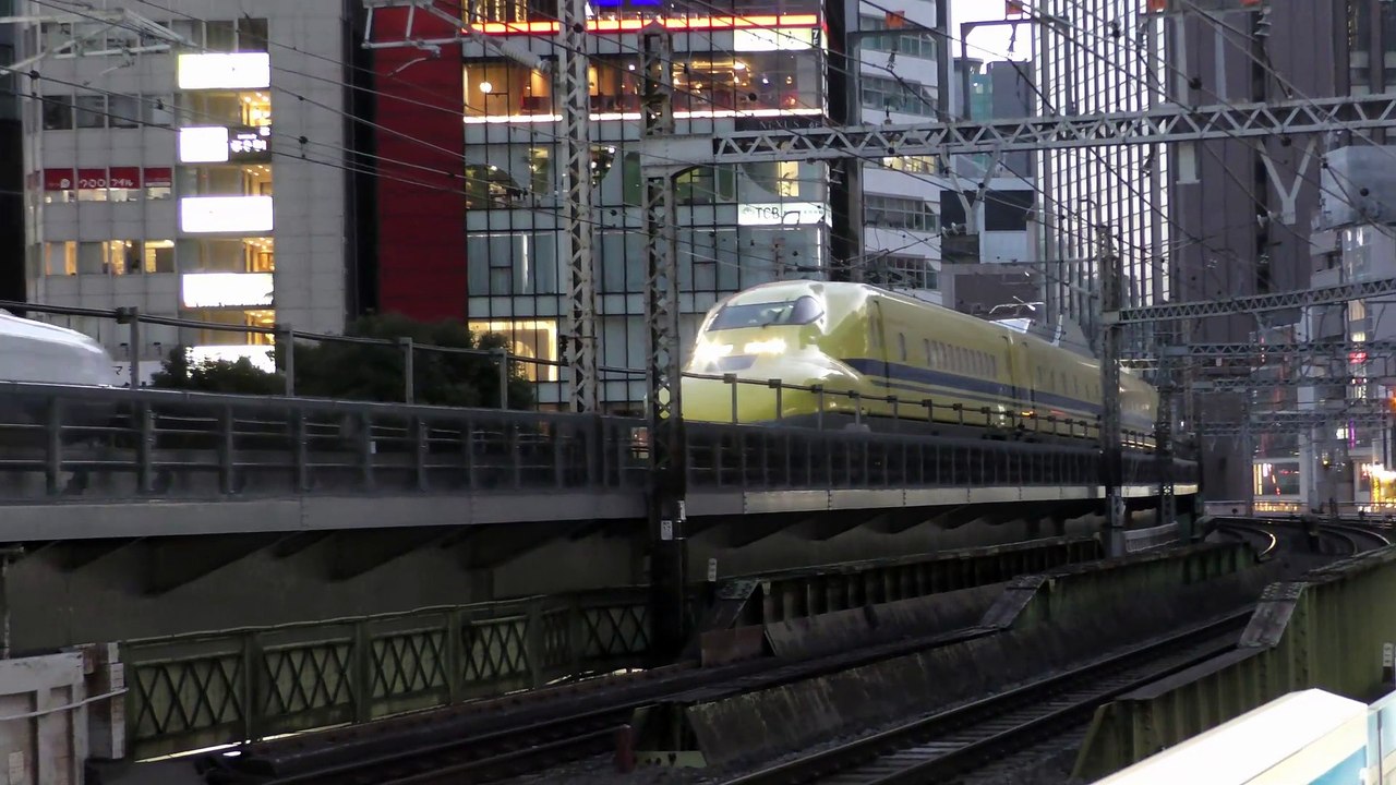 ドクターイエロー 923形T5編成 有楽町駅にて