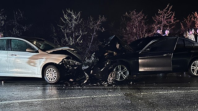 Bursa'da iki otomobil kafa kafaya çarpıştı