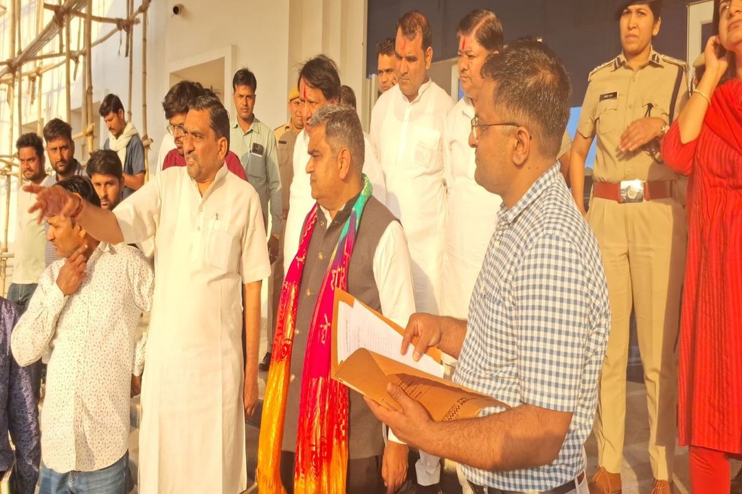 swm...प्रभारी मंत्री बोले...मेडिकल कॉलेज के निर्माण की नियमित हो जांच व मॉनिटरिंग