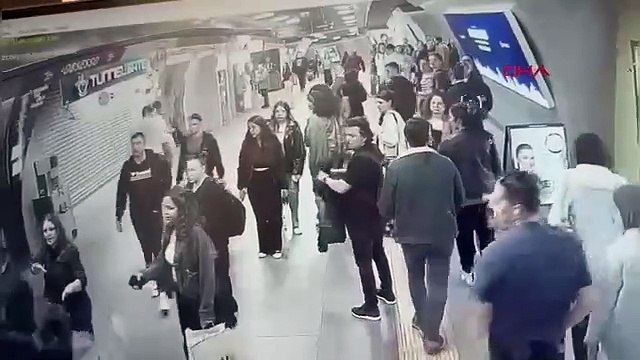 Gayrettepe metrobüs istasyonunda kavga: Yürüyen merdivende saldıran kadın aşağı düştü