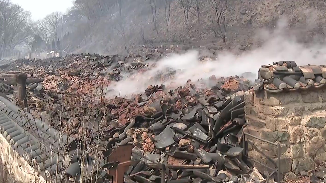 화재 전소 고운사...안타까운 발걸음 줄이어 / YTN