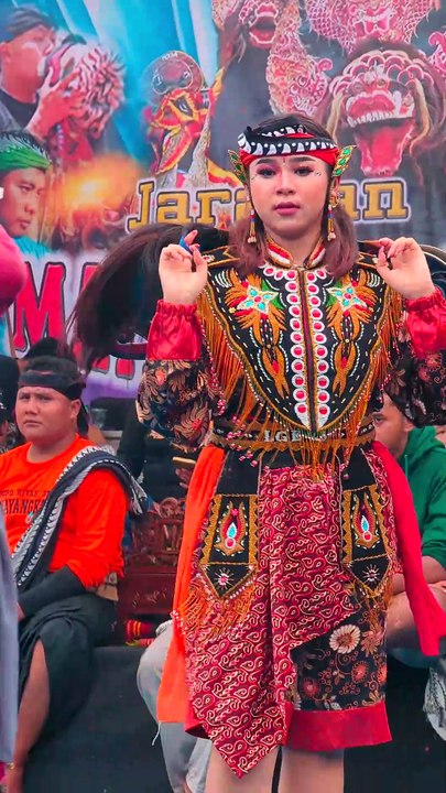 CEO Campursari Mayangkara Niken Salindry Nyeleng bolo