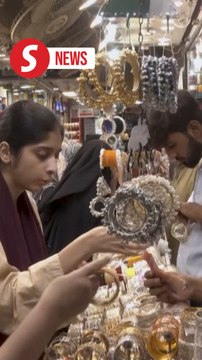 Pakistan markets bustle with shoppers for Eid final preparations