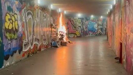 Firenze, il video dell'incendio nel sottopasso delle Cure: a fuoco i volumi del libraio senza dimora Marco