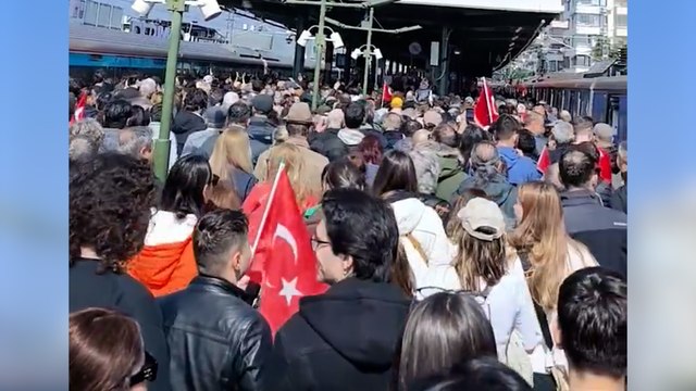 Binlerce vatandaş Marmaray durağından miting alanına ilerliyor