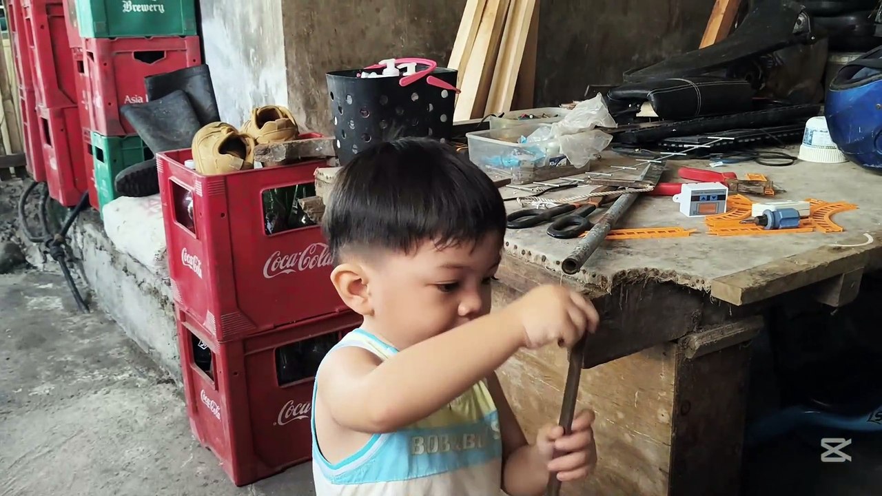 Nag-ayo si Jeffrey sa Tangkal, Si Grey Ug Ang Mga Piso Sa Helmet