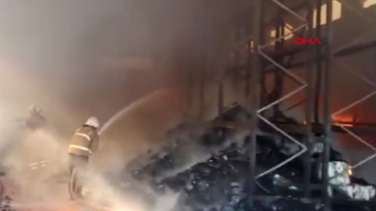 Cizre’de gıda imalathanesinin deposu yandı