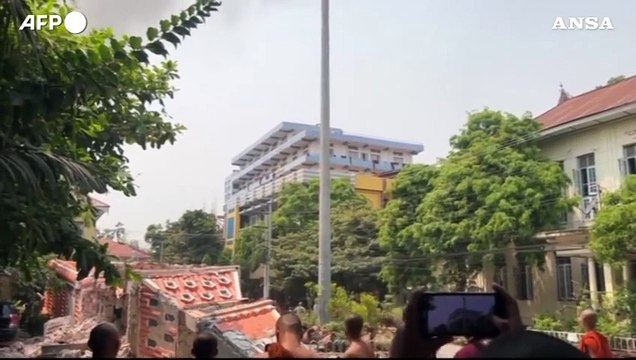Sisma in Myanmar, monaci riprendono il crollo di un palazzo a Mandalay