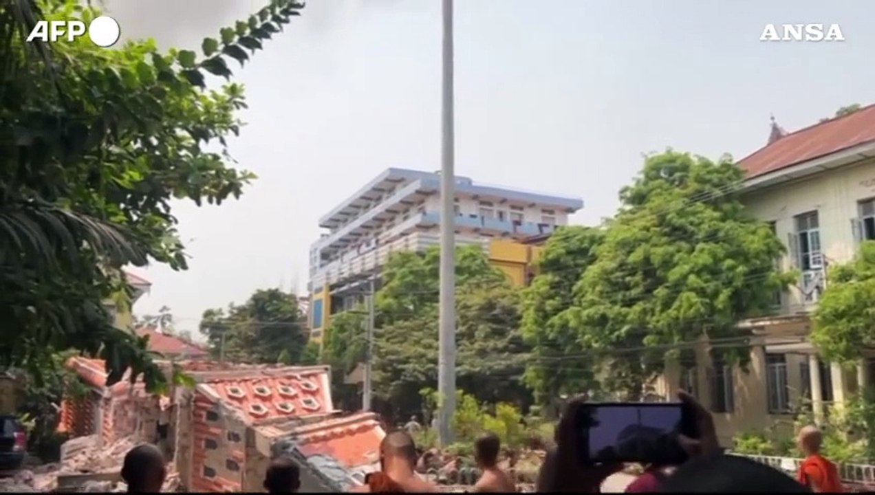 Sisma in Myanmar, monaci riprendono il crollo di un palazzo a Mandalay