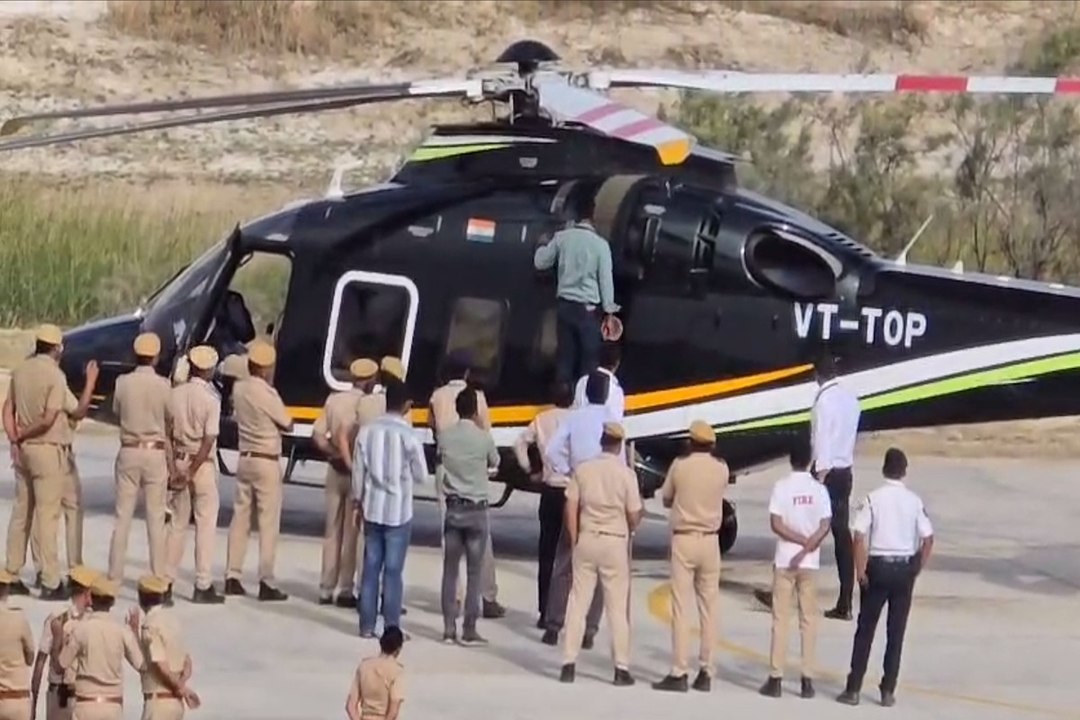 Pali News: पाली में राज्यपाल के हेलीकॉप्टर ने जैसे ही भरी उड़ान, निकलने लगा धुंआ, मचा हड़कंप