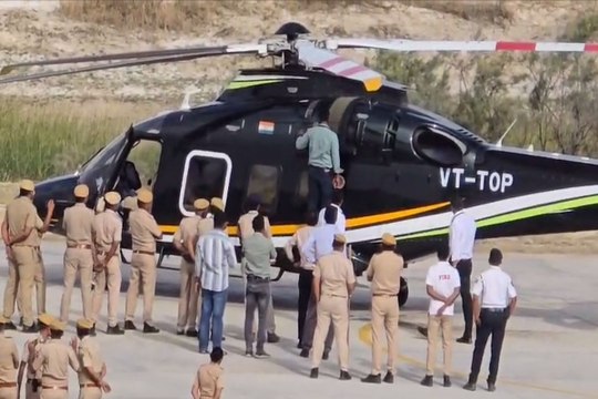 Pali News: पाली में राज्यपाल के हेलीकॉप्टर ने जैसे ही भरी उड़ान, निकलने लगा धुंआ, मचा हड़कंप