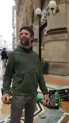 Ultima Generazione, blitz in Galleria a Milano: scarti di frutta e verdura gettati a terra