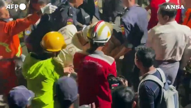 Myanmar, donna estratta viva dalle macerie 30 ore dopo il terremoto